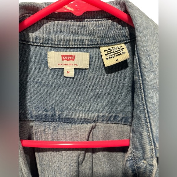 Levi's Classic Light Blue Women Oversized Button Up Blouse Size Medium - Picture 4 of 8